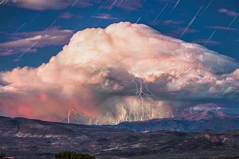 Ridiculously awesome photo and time lapse of a stormcloud at twilight ...