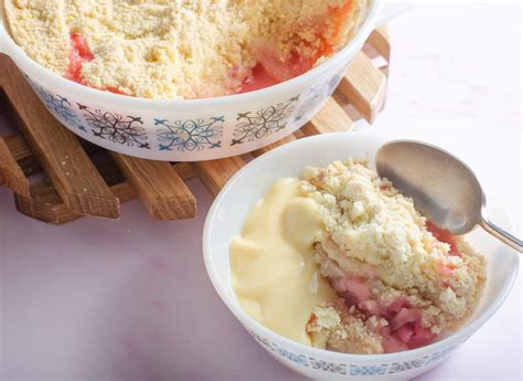 Easy Rhubarb Crumble - Lost in Food