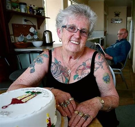 15 Abuelitos muestran cómo lucirás con tatuajes cuando envejezcas | Old women with tattoos ...