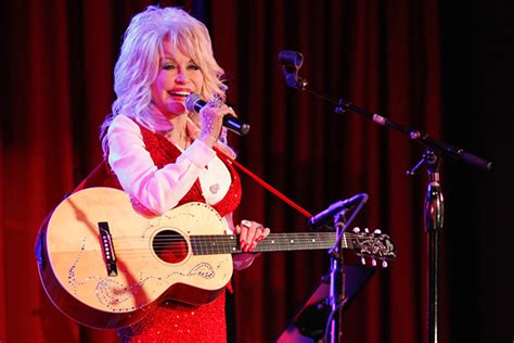 Dolly Parton's 'Jolene' at 33RPM Becomes Broody Folk Ballad