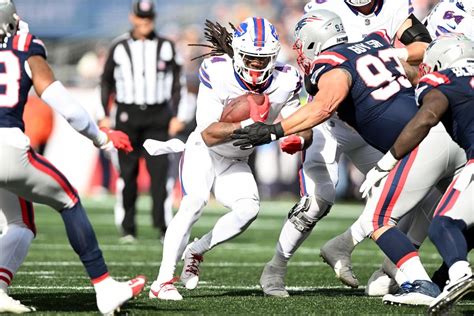 James Cook looks for yardage at Gillette Stadium - 2023 Buffalo Bills - Bills Fans