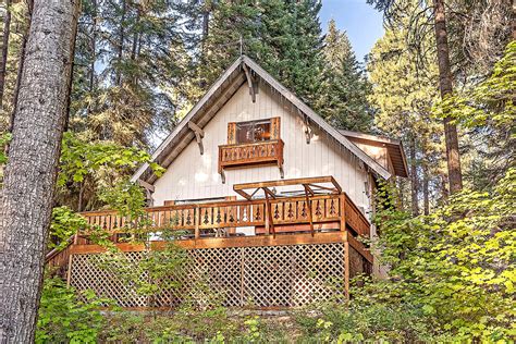 Cabin with a Hot Tub in Plain, Washington