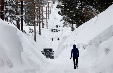 Record snowfall buries California mountain town - ABC News