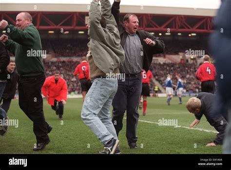 Nottingham Forest fans invade the pitch as Pierre Van Hooijdonk puts ...