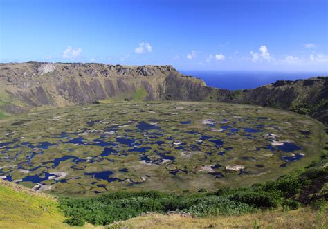 Le volcan Rano Kau, qui abrite un immense cratère recouvert de plusieurs lacs. - Ile de Pâques ...