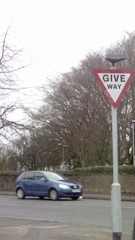 UK Give Way Sign © Gary cc-by-sa/2.0 :: Geograph Britain and Ireland