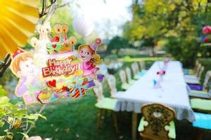 Table and chairs arranged for outdoor children party - Creative Commons Bilder