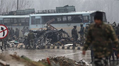 Kashmir attack: Bomb kills 40 Indian paramilitary police in convoy - BBC News