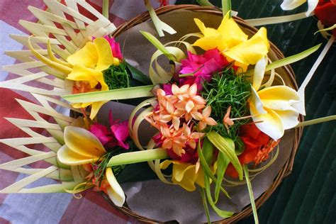 Bali Indonesia Holiday Travels: Canang Sari A Religious Balinese Offering