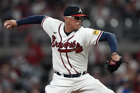 Braves sign pitcher Jesse Chavez to minor league deal, giving veteran chance for 5th stint with team