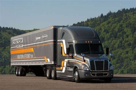 2014 Freightliner Cascadia Evolution | truck review @ Top Speed