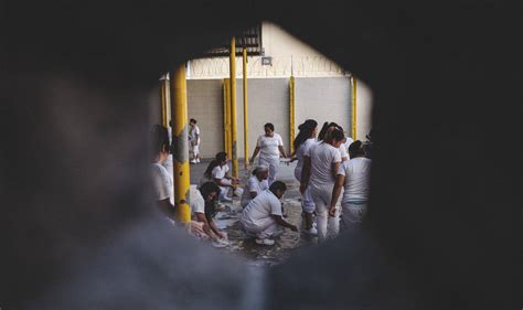 Fotos: Días eternos en una cárcel de mujeres de El Salvador | EL PAÍS Semanal