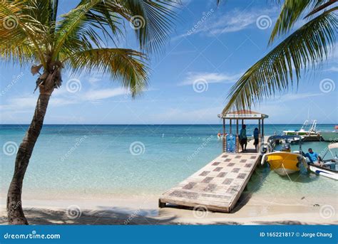 Infinity Bay Beach Resort at West Bay Beach, Roatan Island, in Honduras ...