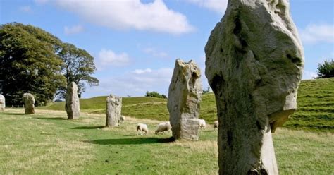 Avebury & Stonehenge – Which Should You Visit?