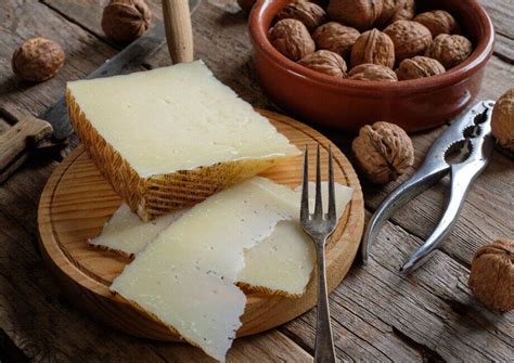 Manchego Cheese: Flavor Pairings & Culinary Guide