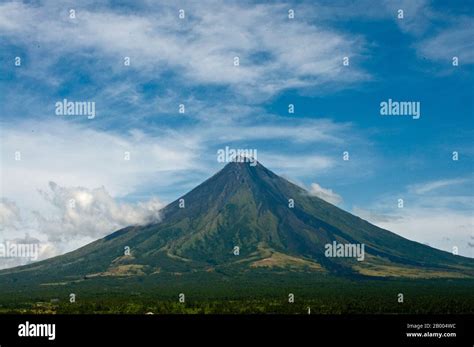 Mayon volcano hi-res stock photography and images - Alamy