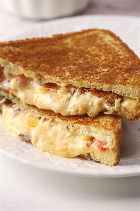 Bacon Pimento Grilled Cheese - The Toasty Kitchen