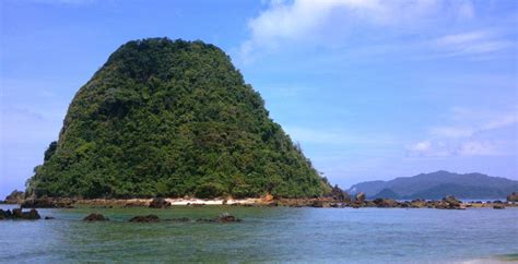 Pantai Pulau Merah, Magnet Wisata Banyuwangi