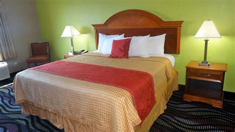 OAK TREE INN & SUITES - Prices & Hotel Reviews (Claxton, GA)