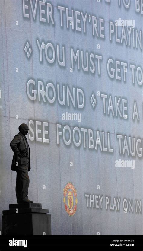 Matt Busby Statue outside old trafford Stock Photo - Alamy