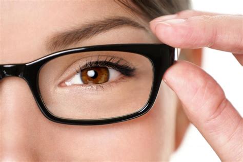 Eye makeup tips for eyeglass wearers - Lenskart Blog