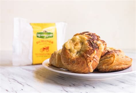 Dubliner Cheese Garlic Knots - Food Ireland Irish Recipes