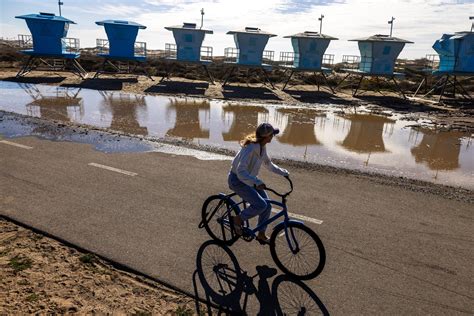 Photos: Big surf slams Southern California beaches - Los Angeles Times