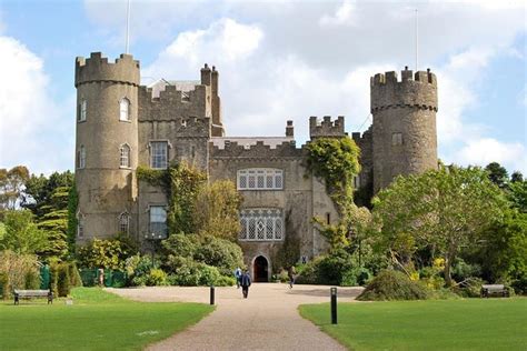 Tour to Malahide Castle and Howth from Dublin 2024