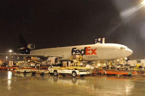 At FedEx's Memphis hub, sorting 1.5 million packages (pictures) - CNET