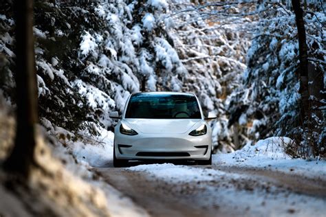 Embracing the Benefits of Electric Cars In Winter - headlights.com