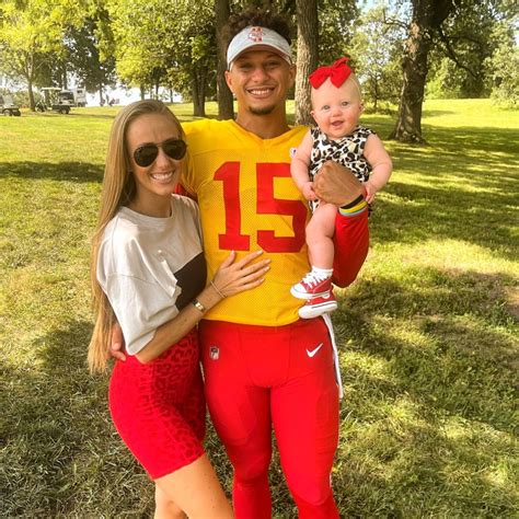 Patrick Mahomes et Brittany Matthews révèlent le visage de leur fils Bronze : photo - Crumpe