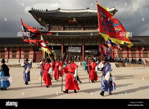 The changing of the guard ceremony at Gyeongbokgung Palace in South ...