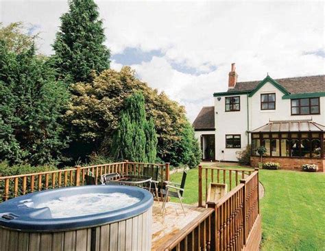 Luxury Lodges in Leicestershire with Hot Tubs