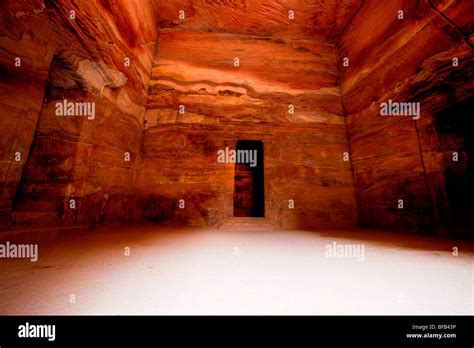 Inside The Treasury, Al-Khazneh, the inner chamber and sanctuary Stock Photo: 26674922 - Alamy