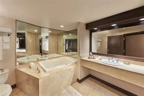 10 Best Las Vegas Hotels with In-Room Jacuzzi Tubs in 2022