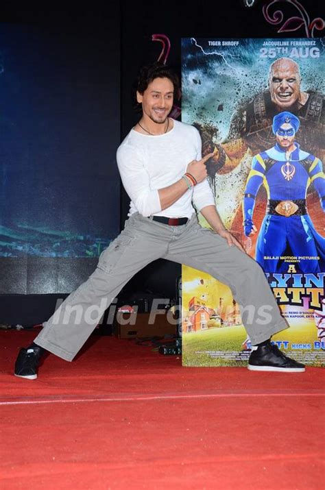 Tiger Shroff Promotes 'A Flying Jatt' at Umang Fest in NM College Media