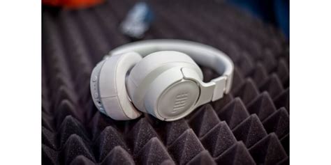 JBL Headphones Keep Pausing: 6 Causes & Fixes | WhatsaByte