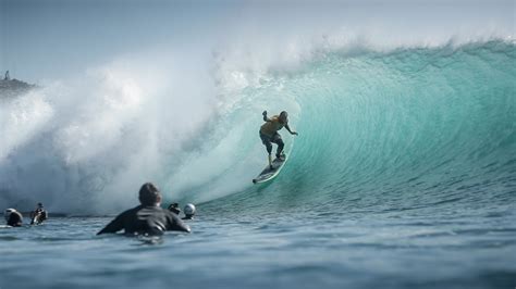 One-Legged Surfer Scores Tube of His Life at Padang Padang