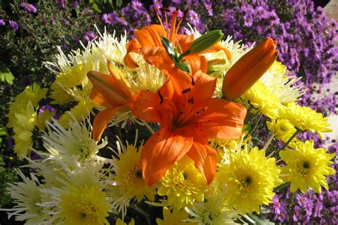 Lilium Bouquets with yellow chrysanthemum