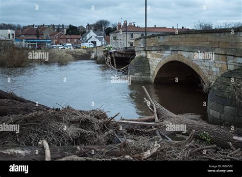 Tadcaster, North Yorkshire, UK. 30th December, 2015. First light and the extent of the flood ...