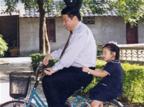 Xi Jinping and his daughter, Xi Mingze, in Fuzhou, when she was a child.
