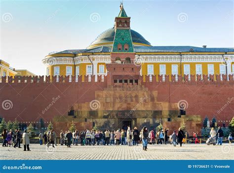 Lenin Mausoleum in Moscow editorial photo. Image of tourist - 19736631