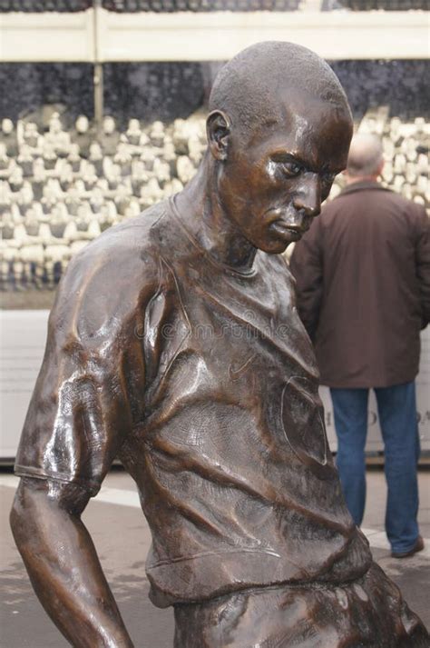 Statue of Thierry Henry, Arsenal Legend Editorial Image - Image of ...