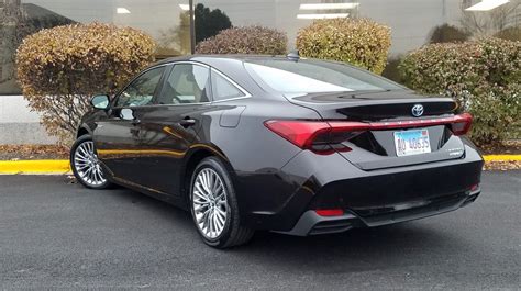 Quick Spin: 2019 Toyota Avalon Hybrid Limited | The Daily Drive | Consumer Guide®