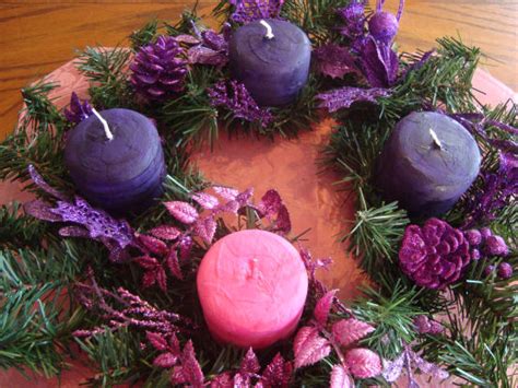 Make Pink and Purple Advent Candles (DIY From White Pillar Candles!)