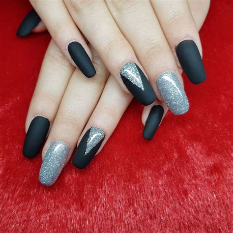 [UPDATED] 50 Elegant Black and Silver Nails