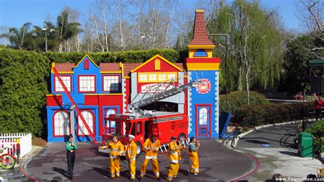 Legoland, California - Actors during a show at the Fun Town Stage | TouristBee