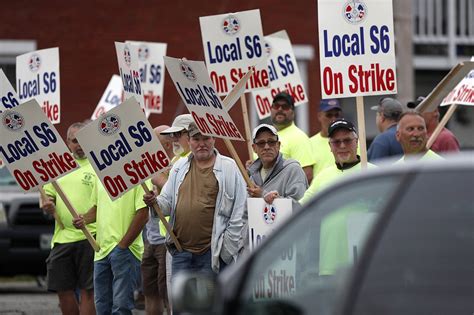 Workers strike at Maine shipyard