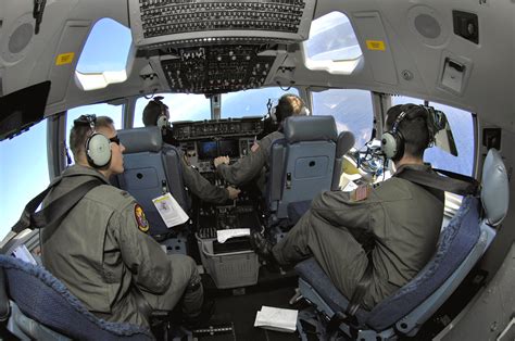 File:C-17 cockpit 2007-01-19.jpg - Wikipedia
