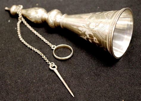 Victorian Silver Candle Snuffer with Engraved Decoration - Zother - Silver